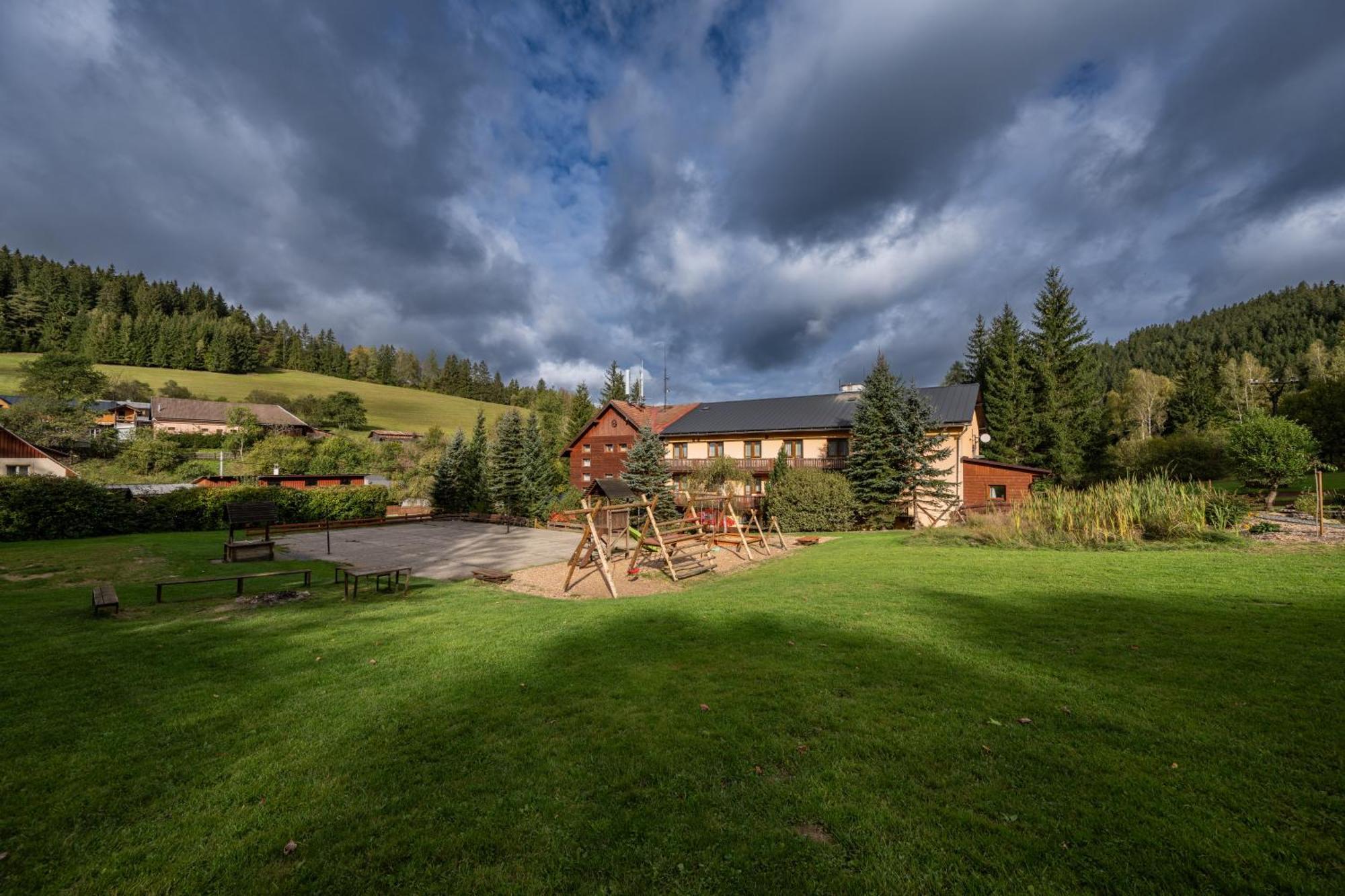 Horsky Hotel Kycerka Velké Karlovice Екстериор снимка